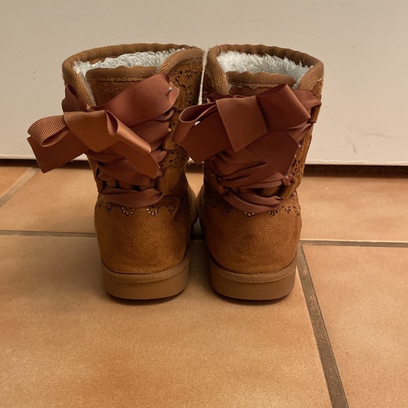 Super cute boots with laser cut gold design size 12 - Picture 2 of 8